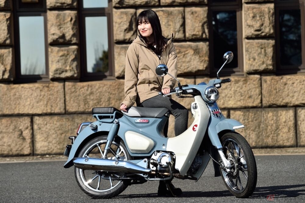 女性や初心者にもオススメしたい 初心者女子ライダーの高梨はづきが カブシリーズの最上級モデル スーパーカブc125 に乗ってみました バイクのニュース 女性や初心者にもオススメしたい 初心者女子ライダーの高梨はづきが カブシリーズの最上級モデル スーパーカブc125 に乗ってみました バイクのニュース