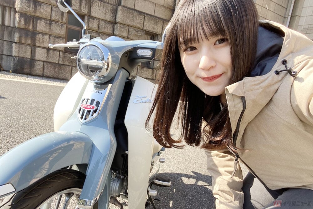 女性や初心者にもオススメしたい 初心者女子ライダーの高梨はづきが カブシリーズの最上級モデル スーパーカブc125 に乗ってみました バイクのニュース 女性や初心者にもオススメしたい 初心者女子ライダーの高梨はづきが カブシリーズの最上級モデル スーパーカブc125 に乗ってみました バイクのニュース