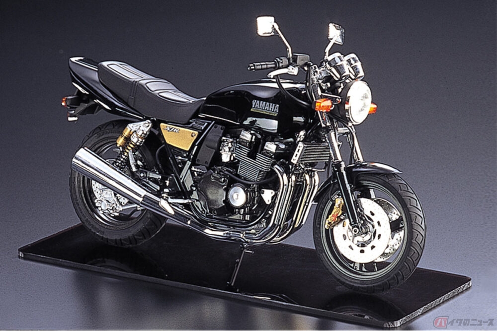 ハンドリングのヤマハが400cc空冷直4で勝負 1993年に登場した Xjr400 が1 12スケールのプラモデルとなって新登場 バイク のニュース
