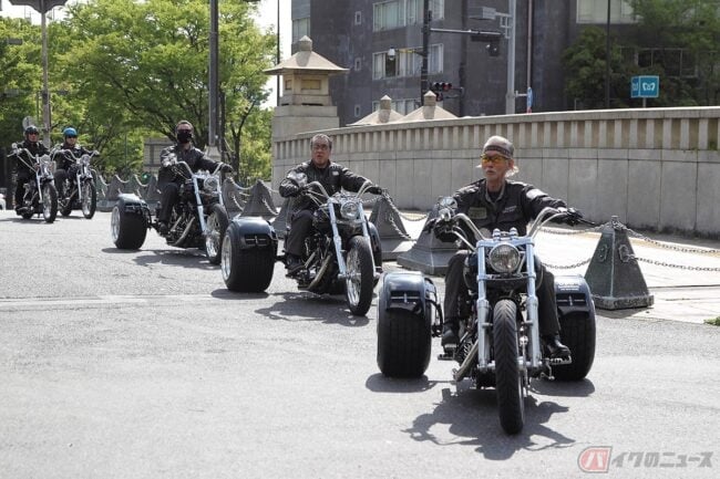 春の交通安全運動が4月6~15日の期間でスタート “原宿”で開催されたパレードに“COOLS”の佐藤秀光さんとサンダンス・柴崎武彦さんが登場