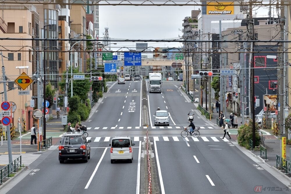クルマを怒らせる バイクのすり抜けは違反ではないのか バイクのニュース クルマを怒らせる バイクのすり抜けは違反ではないのか バイクのニュース