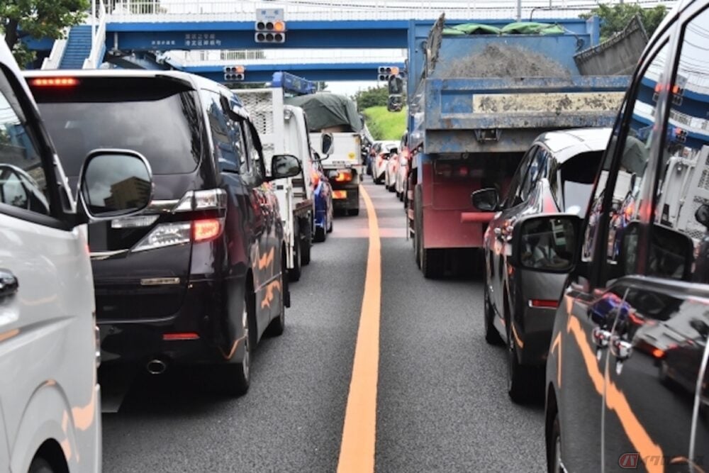 クルマを怒らせる バイクのすり抜けは違反ではないのか バイクのニュース クルマを怒らせる バイクのすり抜けは違反ではないのか バイクのニュース