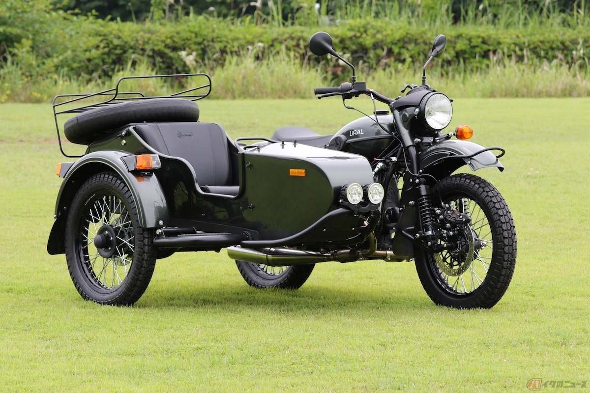 バイク の 横 に つける 車