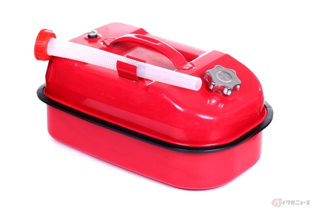 もしものガス欠に備えて 携行缶の取り付け方とは バイクのニュース もしものガス欠に備えて 携行缶の取り付け方とは バイクのニュース