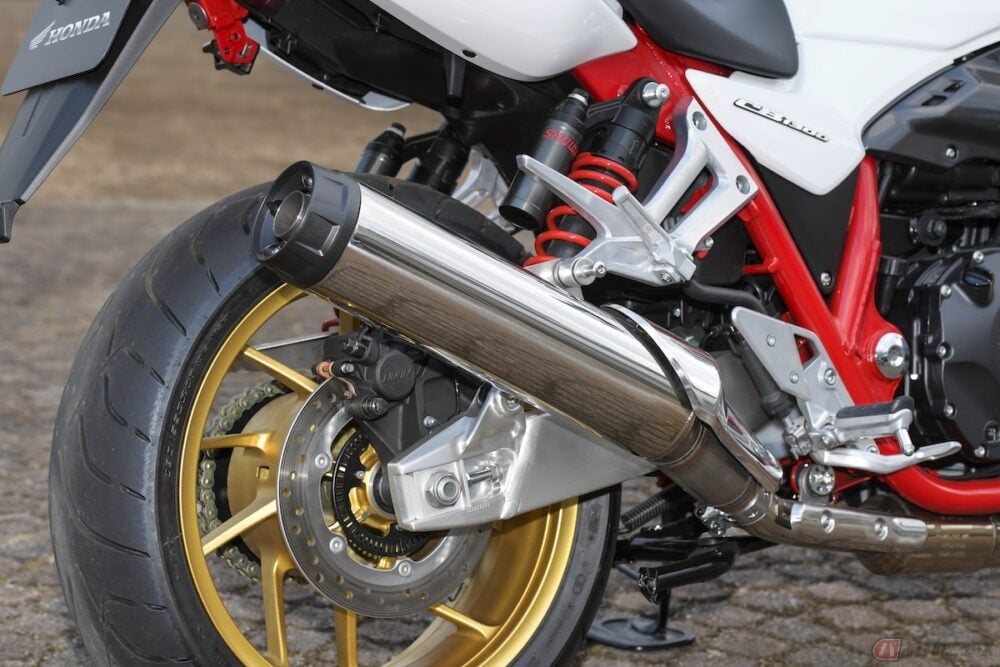 バイクのマフラーが多くのモデルで右側に出ているのはなぜか バイクのニュース バイクのマフラーが多くのモデルで右側に出ているのはなぜか バイクのニュース