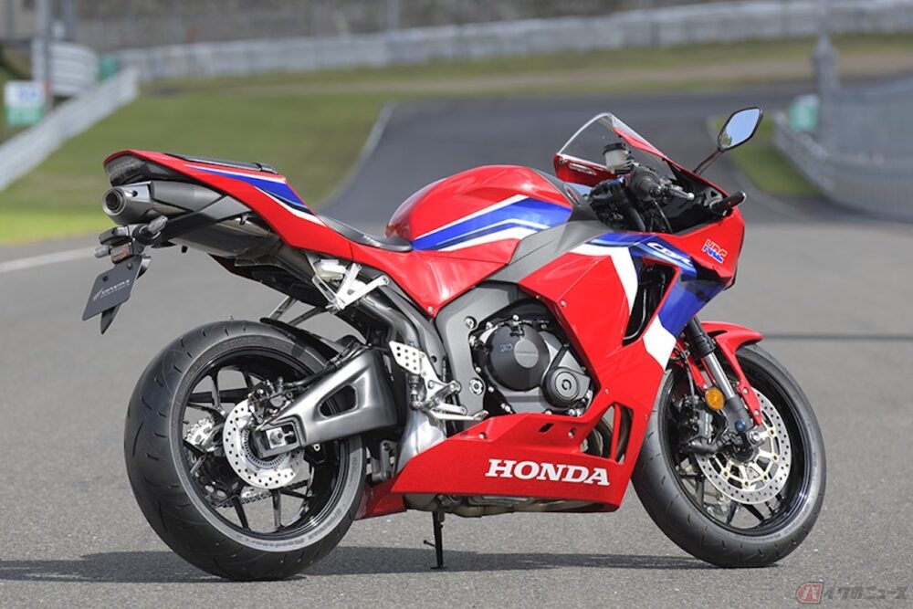 バイクのマフラーが多くのモデルで右側に出ているのはなぜか バイクのニュース バイクのマフラーが多くのモデルで右側に出ているのはなぜか バイクのニュース