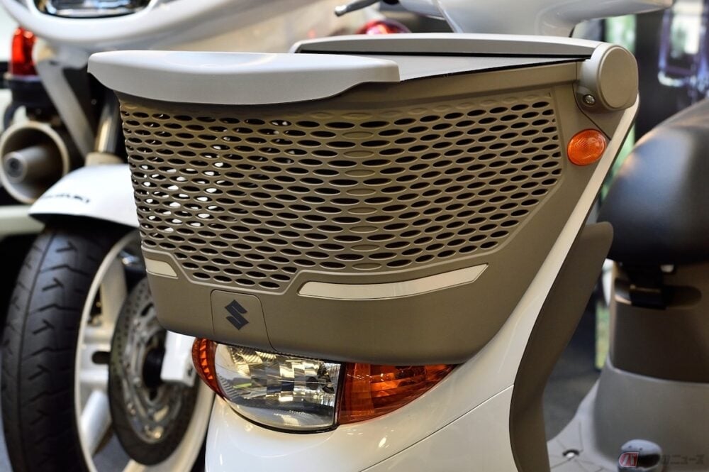 スクーターの足元に荷物を置いて走行したら違反になるのか バイクのニュース スクーターの足元に荷物を置いて走行したら違反になるのか バイクのニュース