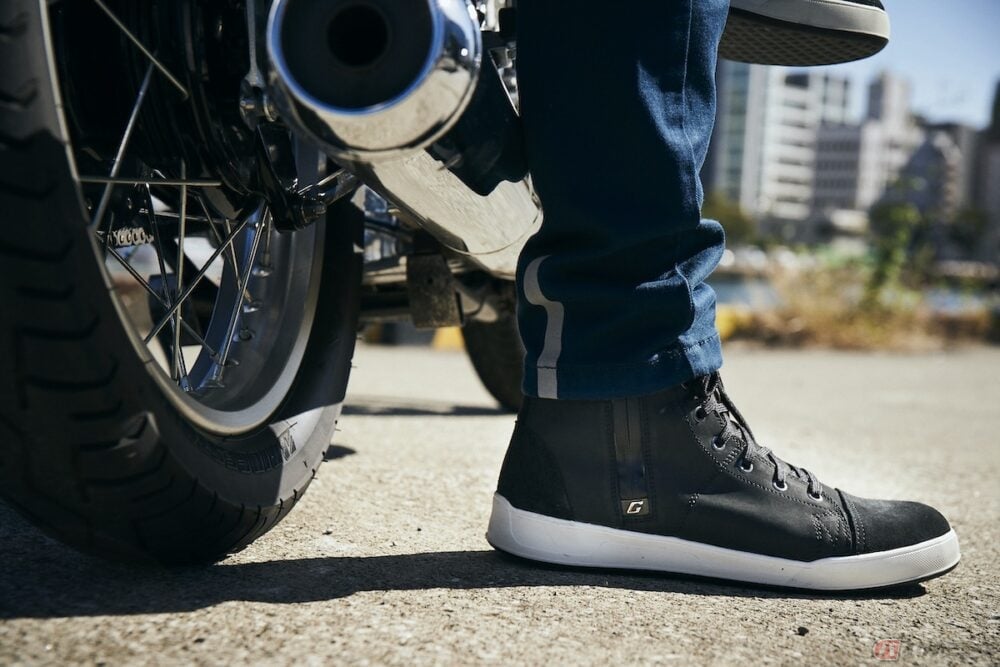普通のスニーカーでバイクに乗るのは危険なのか バイクのニュース 普通のスニーカーでバイクに乗るのは危険なのか バイクのニュース