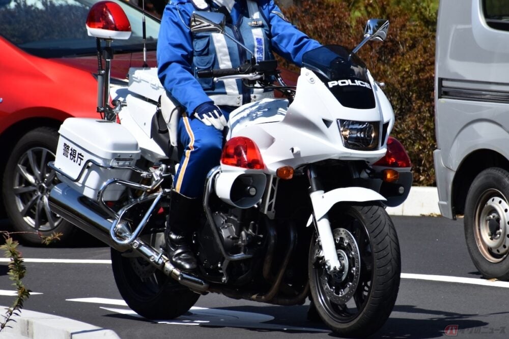言われてみれば なぜ白バイは白色を採用しているのか バイクのニュース 言われてみれば なぜ白バイは白色を採用しているのか バイクのニュース