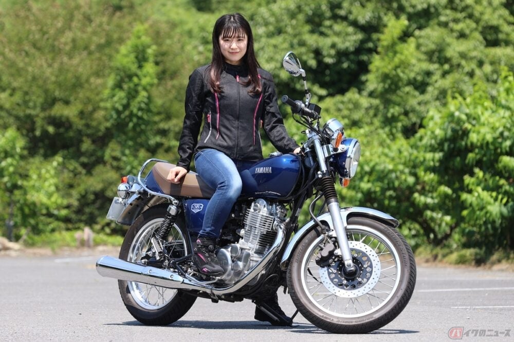 人気すぎて今や入手困難となったヤマハのsr400ファイナルエディションに 初心者ライダー高梨はづきが乗ってみました バイクのニュース