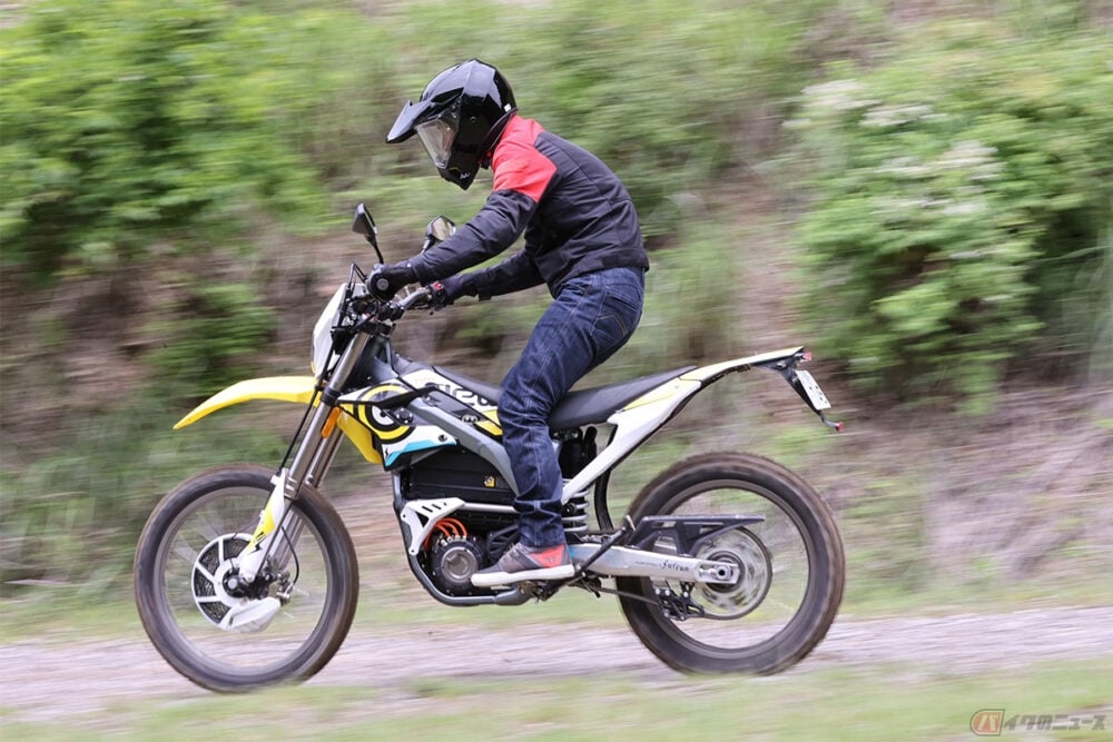 電動バイク Storm Bee は普通自動二輪免許で公道走行可能なオフロードモデル その走行フィーリングは バイクのニュース 電動バイク Storm Bee は普通自動二輪免許で公道走行可能なオフロードモデル その走行フィーリングは バイクのニュース