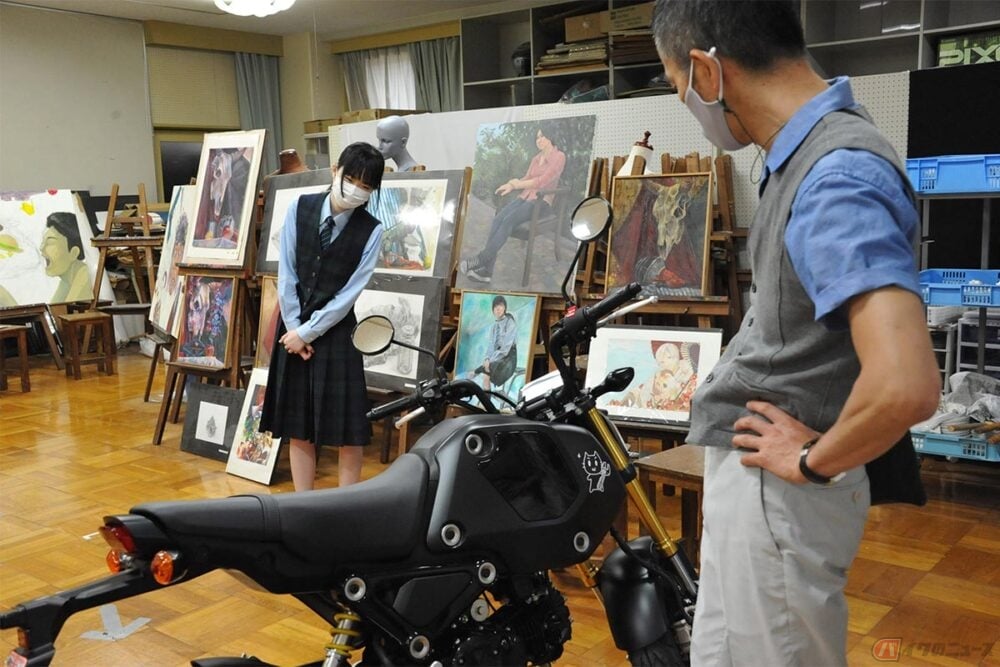 教室にバイク 静岡県の美術系高校生 ホンダ グロム のカラーリングでデザイン力を競う バイクのニュース 教室にバイク 静岡県の美術系高校生 ホンダ グロム のカラーリングでデザイン力を競う バイクのニュース