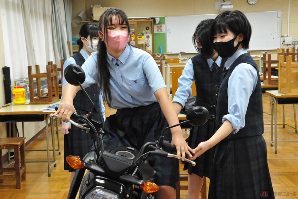 教室にバイク 静岡県の美術系高校生 ホンダ グロム のカラーリングでデザイン力を競う バイクのニュース