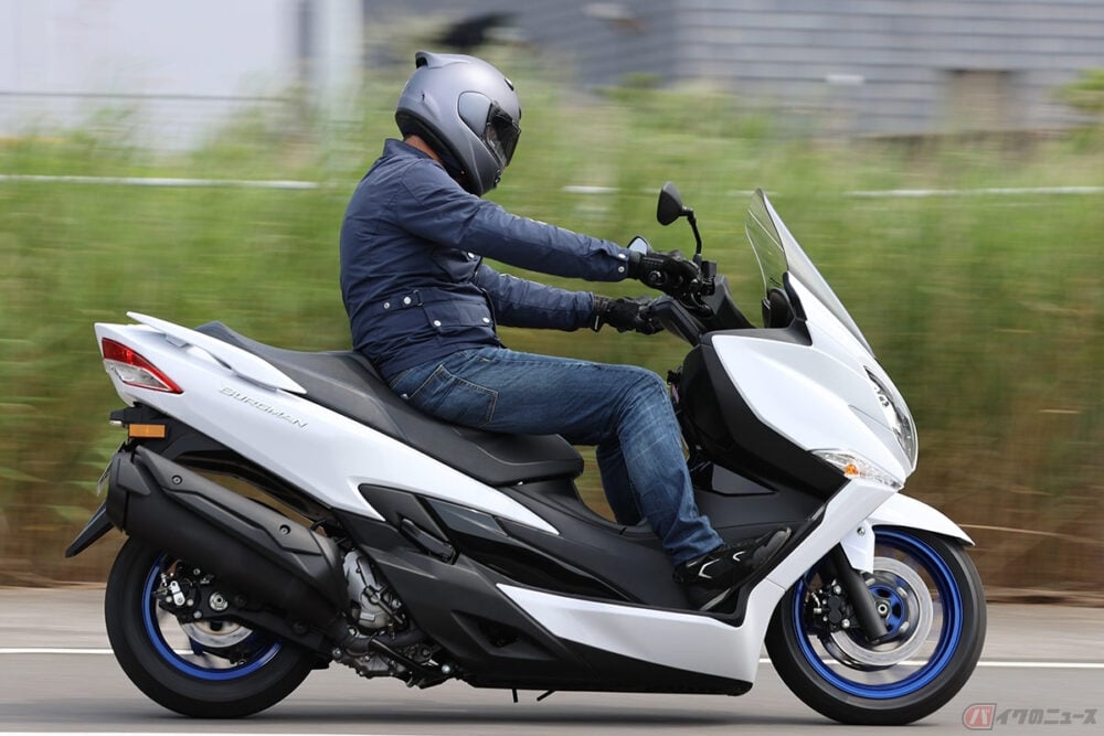 スズキのラグジュアリースクーター バーグマン400 あらためて乗る年型 唯一無二の特徴は21年型にも継承される バイクのニュース スズキのラグジュアリースクーター バーグマン400 あらためて乗る年型 唯一無二の特徴は21年型にも継承される バイクのニュース