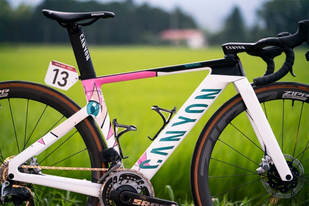 東京オリンピック自転車ロードレース 代表選手たちが実際に使ったスゴイ自転車 トーキョーエディション は痛車だった バイクのニュース 東京オリンピック自転車ロードレース 代表選手たちが実際に使ったスゴイ自転車 トーキョーエディション は痛車だった バイクのニュース