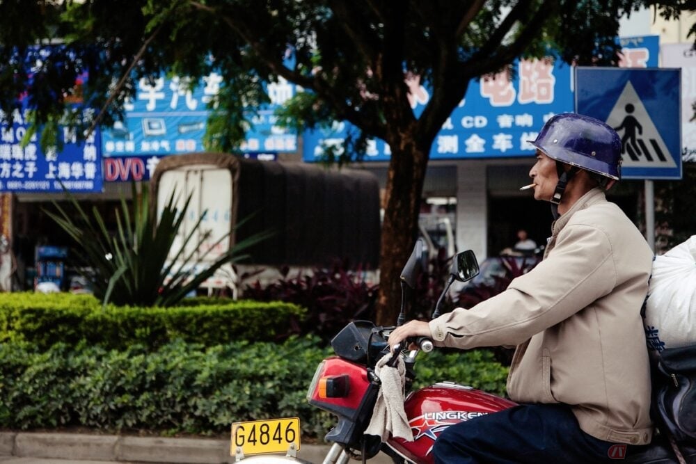 違反じゃない バイクに乗りながらの喫煙は許されるのか バイクのニュース 違反じゃない バイクに乗りながらの喫煙は許されるのか バイクのニュース