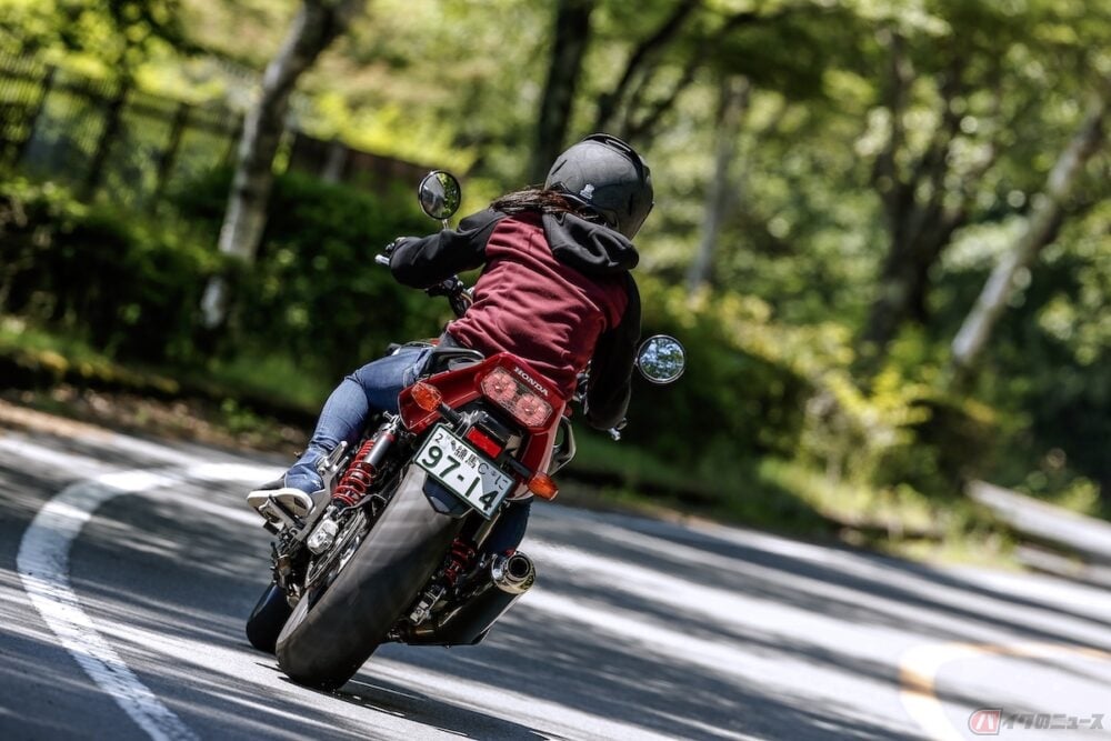 小野木里奈の 日和 再びバイクの原点に帰ることができるcb400sfの魅力とは バイクのニュース 小野木里奈の 日和 再びバイクの原点に帰ることができるcb400sfの魅力とは バイクのニュース