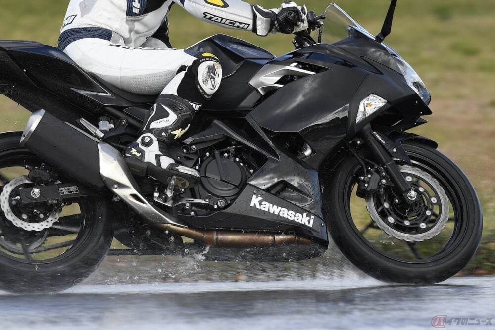 ツーリング時の急な悪天候に備えよう 役立ちアイテムと雨天の見分け方とは バイクのニュース ツーリング時の急な悪天候に備えよう 役立ちアイテムと雨天の見分け方とは バイクのニュース