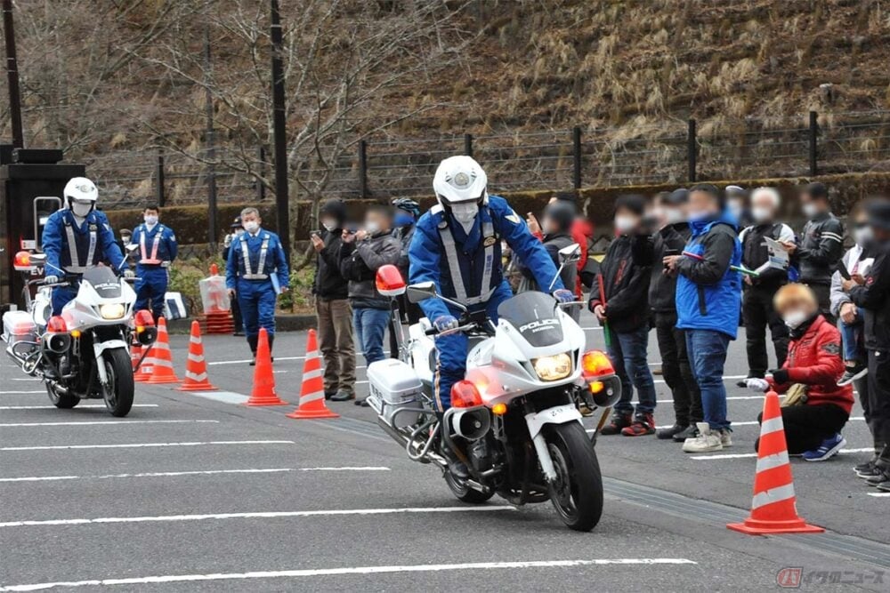 ツーリング中の転倒事故 道路にオイルをぶちまけた時にライダーがやるべきこと バイクのニュース ツーリング中の転倒事故 道路にオイルをぶちまけた時にライダーがやるべきこと バイクのニュース