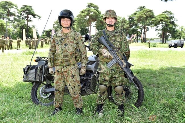 陸上自衛隊偵察隊の若き二人の隊員にバイクや自衛隊の魅力について聞いた バイクのニュース 陸上自衛隊偵察隊の若き二人の隊員にバイクや自衛隊の魅力について聞いた バイクのニュース