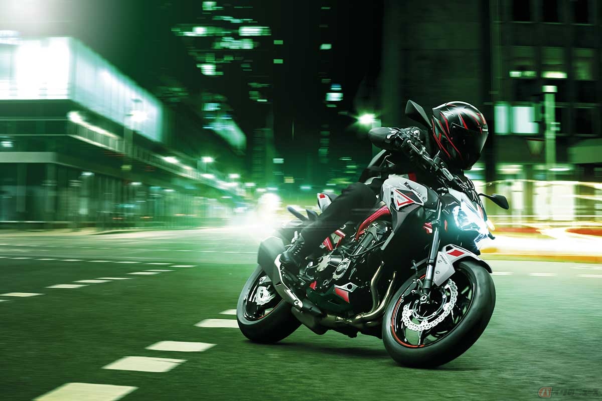カワサキ「Z900」2022年モデル登場 パールホワイト×レッド×グレーの
