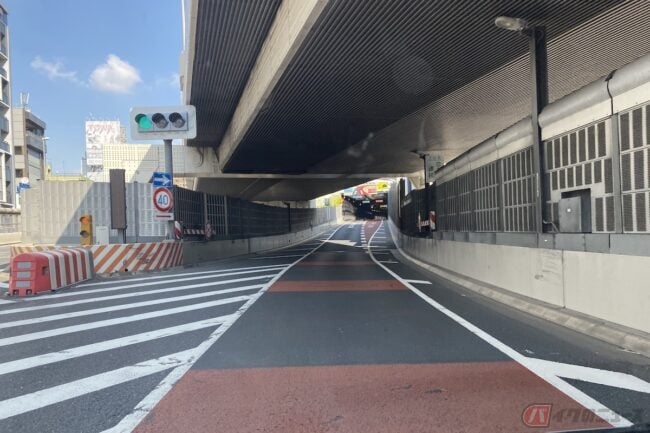 「ゼブラゾーン」を走行してもいいのか?