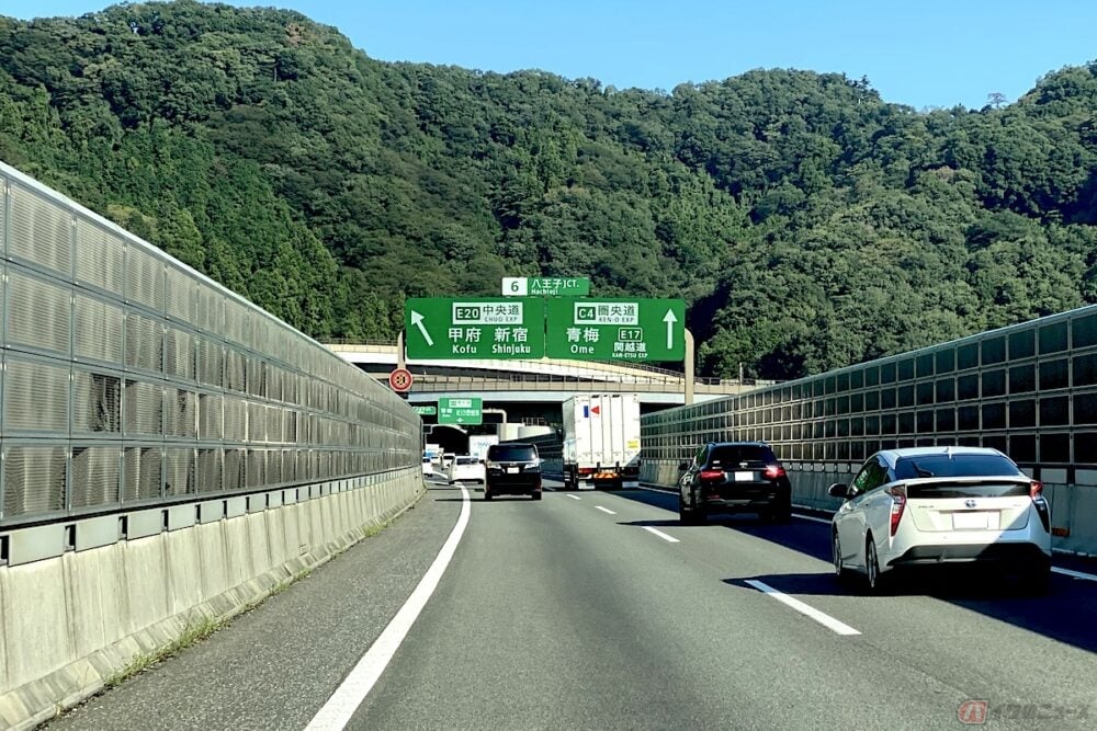 高速道路でたまに見かける 路側帯走行って違反なのか バイクのニュース 高速道路でたまに見かける 路側帯走行って違反なのか バイクのニュース