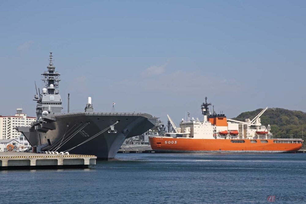 軍艦を間近で堂々と見られる!? 横須賀の「ヴェルニー公園」にバイクで