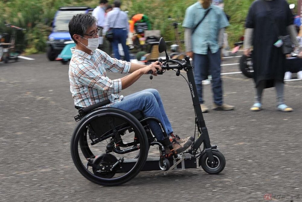 車椅子をけん引する電動キックボード 高校生バイク免許okの山梨で開発者に立ちふさがった車両区分と免許の壁 バイクのニュース