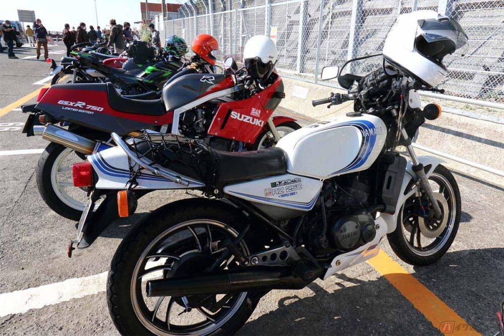 懐かしい こんなバイク見たこと無い 旧車好きが集まった海沿いの駐車場は かつて有料道路の料金所があった場所 バイクのニュース