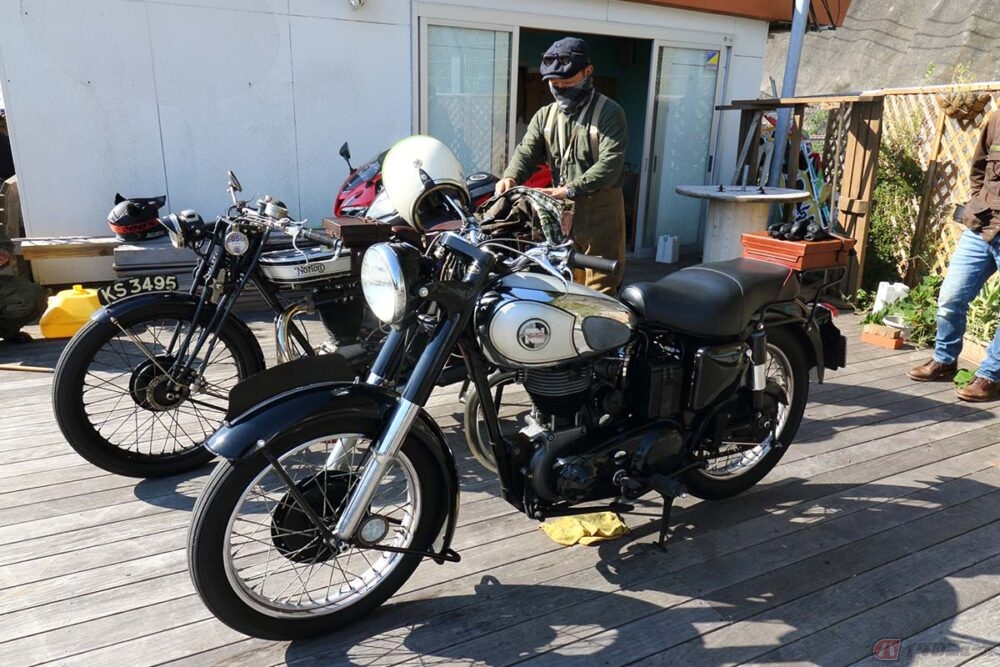 懐かしい!! こんなバイク見たこと無い!? 旧車好きが集まった海沿いの駐