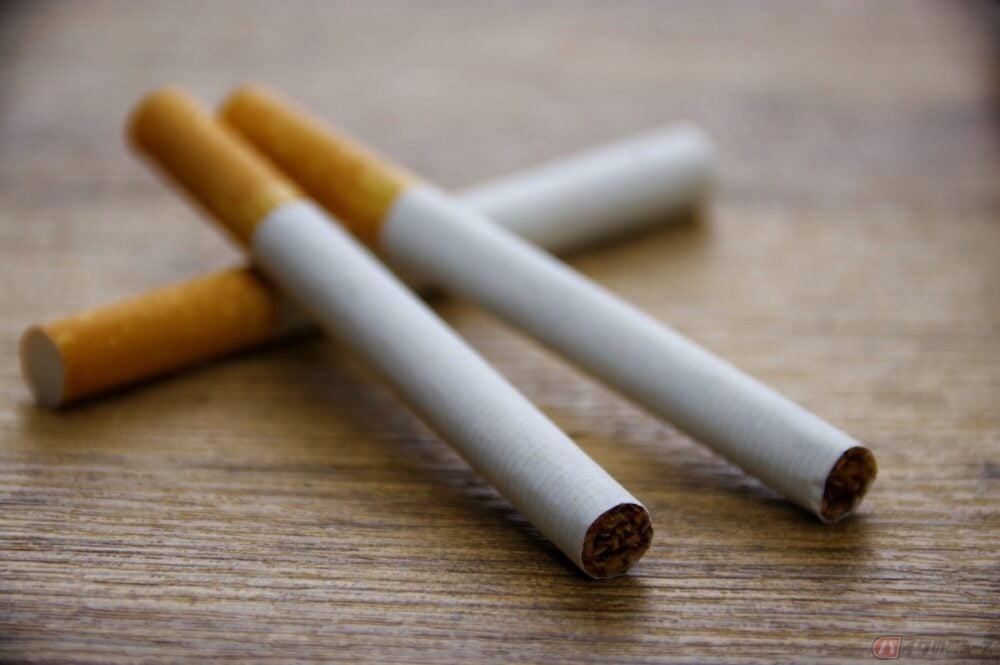 タバコを吸いながらの運転 これって違法 バイクのニュース タバコを吸いながらの運転 これって違法 バイクのニュース