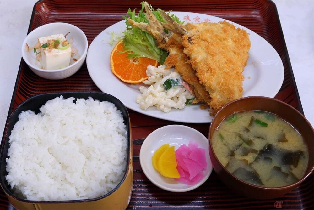美味しいアジフライを求めて走る旅 大磯町 善磯食堂 でご飯とおかずのバランスに大苦戦 バイクのニュース 美味しいアジフライを求めて走る旅 大磯町 善磯食堂 でご飯とおかずのバランスに大苦戦 バイクのニュース