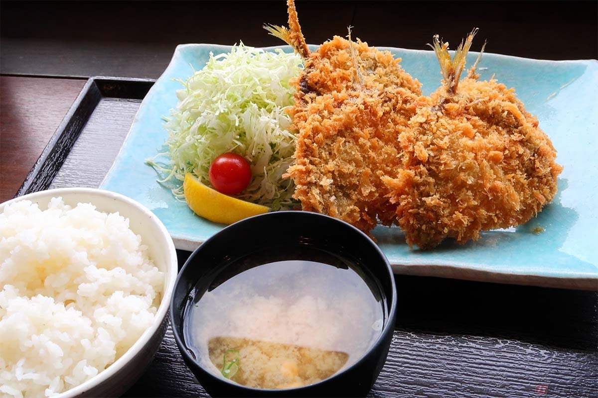 美味しいアジフライを求めて走る旅 マグロが水揚げされる三崎漁港で 魚市場食堂 の朝メニューを堪能 バイクのニュース 美味しいアジフライを求めて走る旅 マグロが水揚げされる三崎漁港で 魚市場食堂 の朝メニューを堪能 バイクのニュース