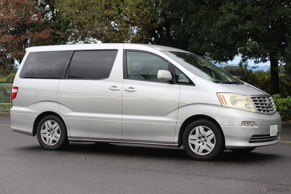 イカツい顔になった現行モデルと比較すると、初代アルファードはフロントマスクがおとなしめ。エンジンは2.4リッター直4と、3.0リッターV6の2種。筆者が選んだのは前者