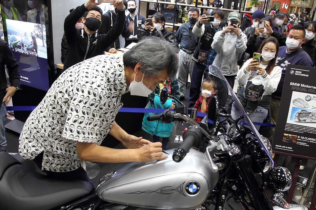 パシフィコ横浜のバックステージでライドインを待つBMWモトラッドの河村拓男氏。このBMW Motorrad×ムーンアイズのコラボはもちろん、イベントマネージャーとして活躍する人物です