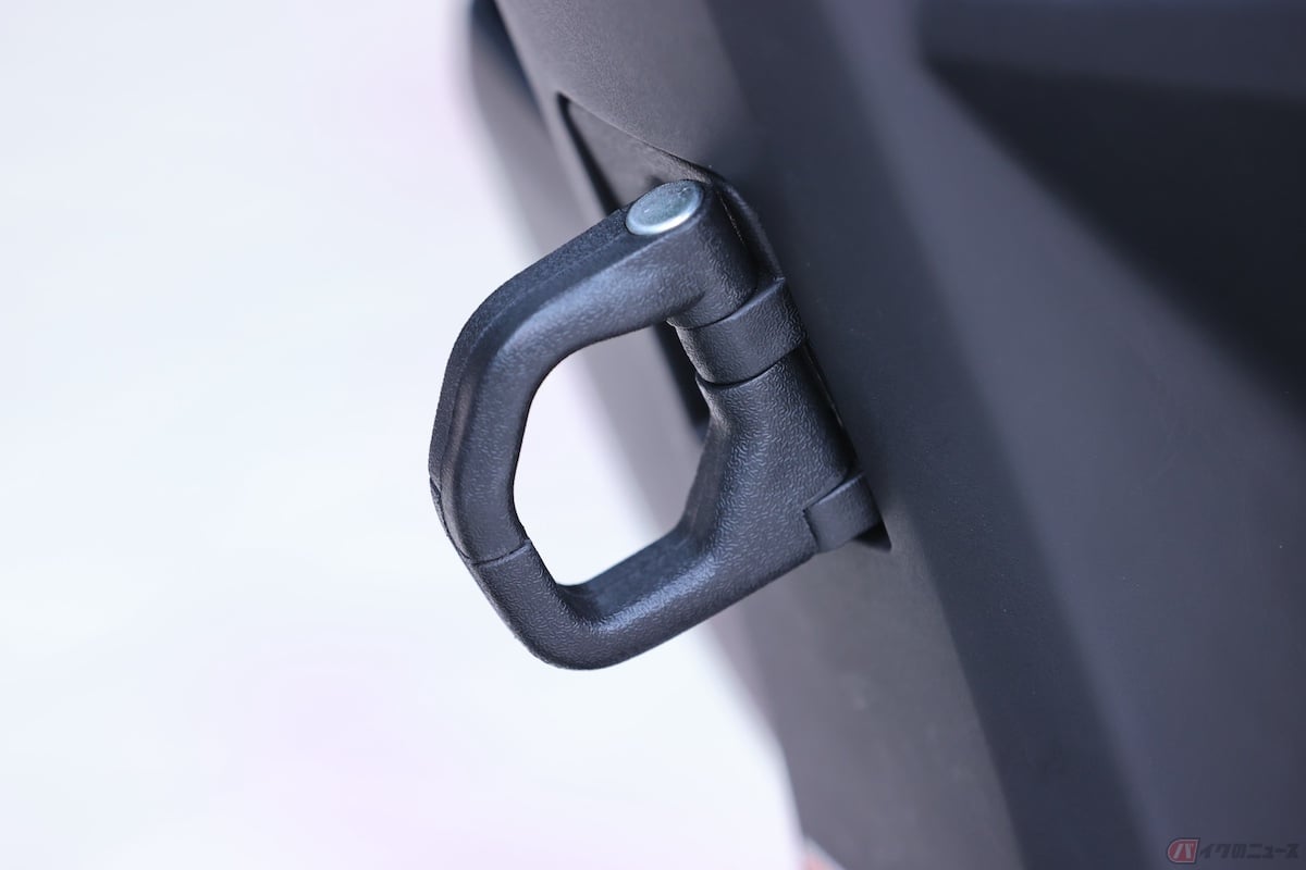 スクーターには、荷物をかけるためのフックが標準装備されています