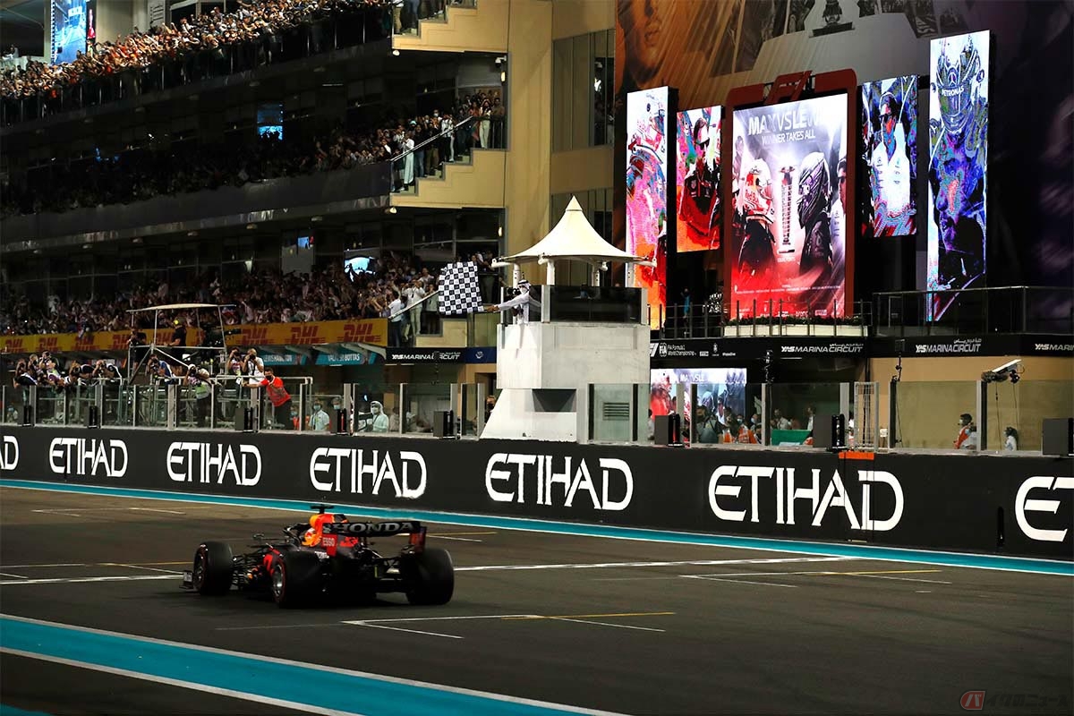 トップでゴールするRed Bull Racing Honda(レッドブル・レーシング・ホンダ)のマックス・フェルスタッペン選手(F1第22戦アブダビGP)