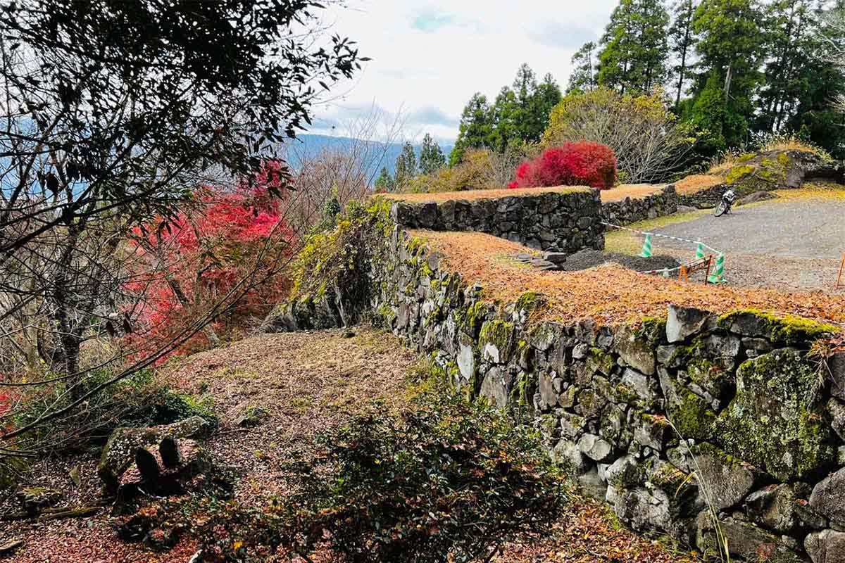 「角埋山」を目指しバイクで駐車場へ。ここから三の丸へは歩いてすぐ。30分もあれば本丸から往復で歩いてこれる距離