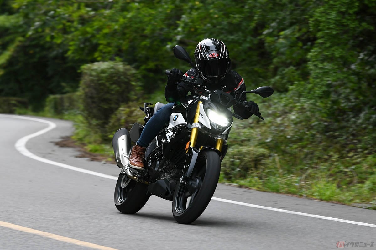 BMW Motorrad「G310R」に乗る筆者(先川 知香)