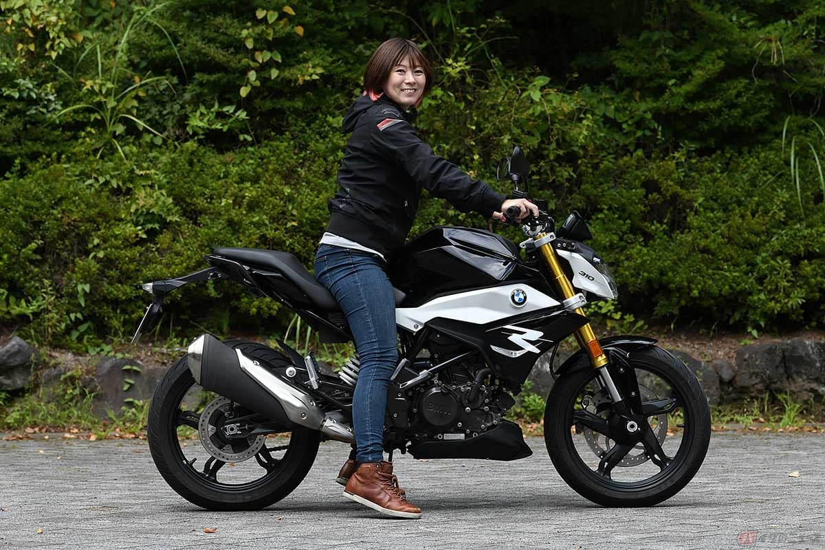 BMW Motorrad「G310R」と筆者(先川 知香)