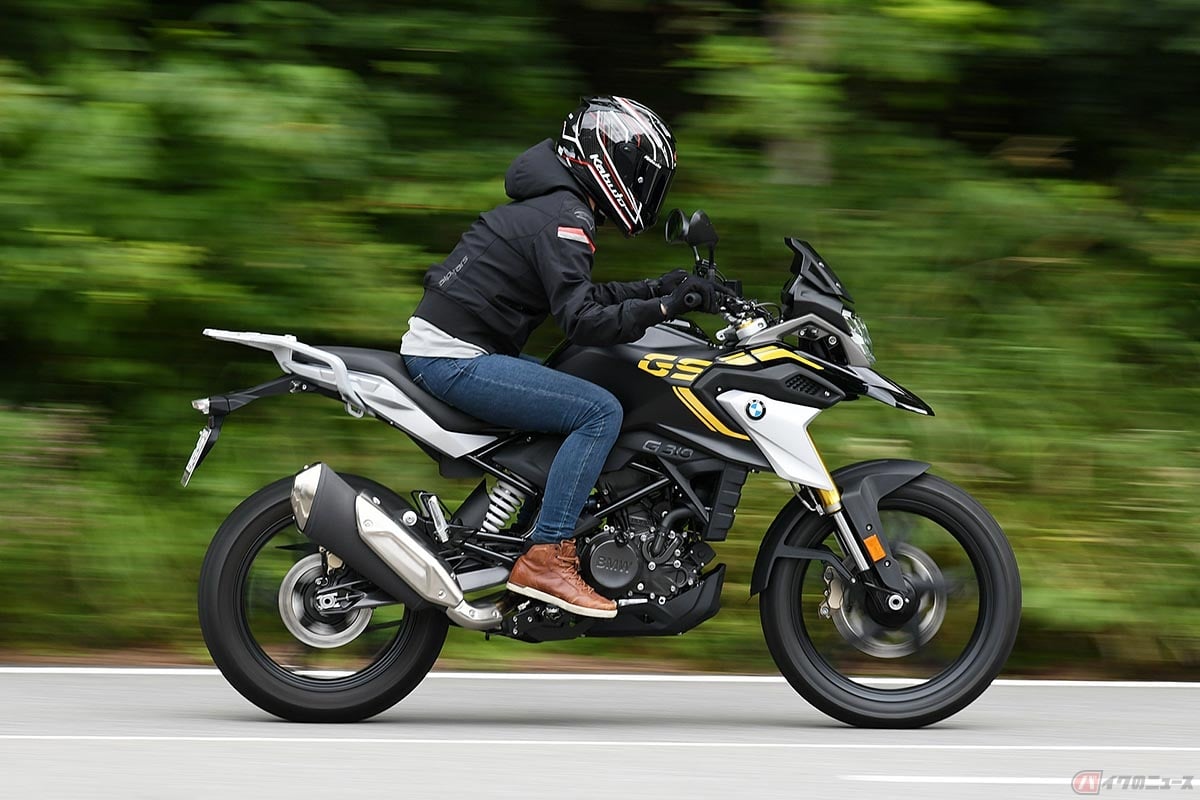 BMW Motorrad「G310GS」に乗る筆者(先川 知香)