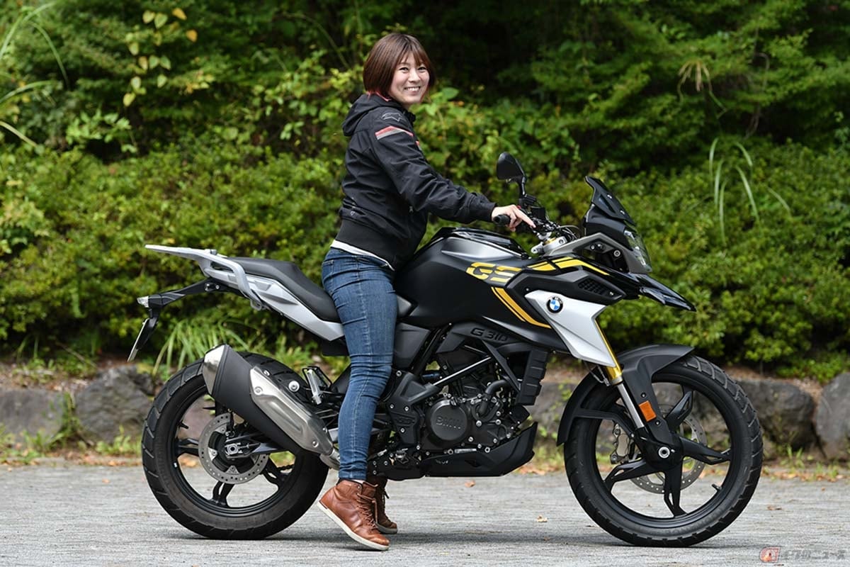 BMW Motorrad「G310GS」と筆者(先川 知香)