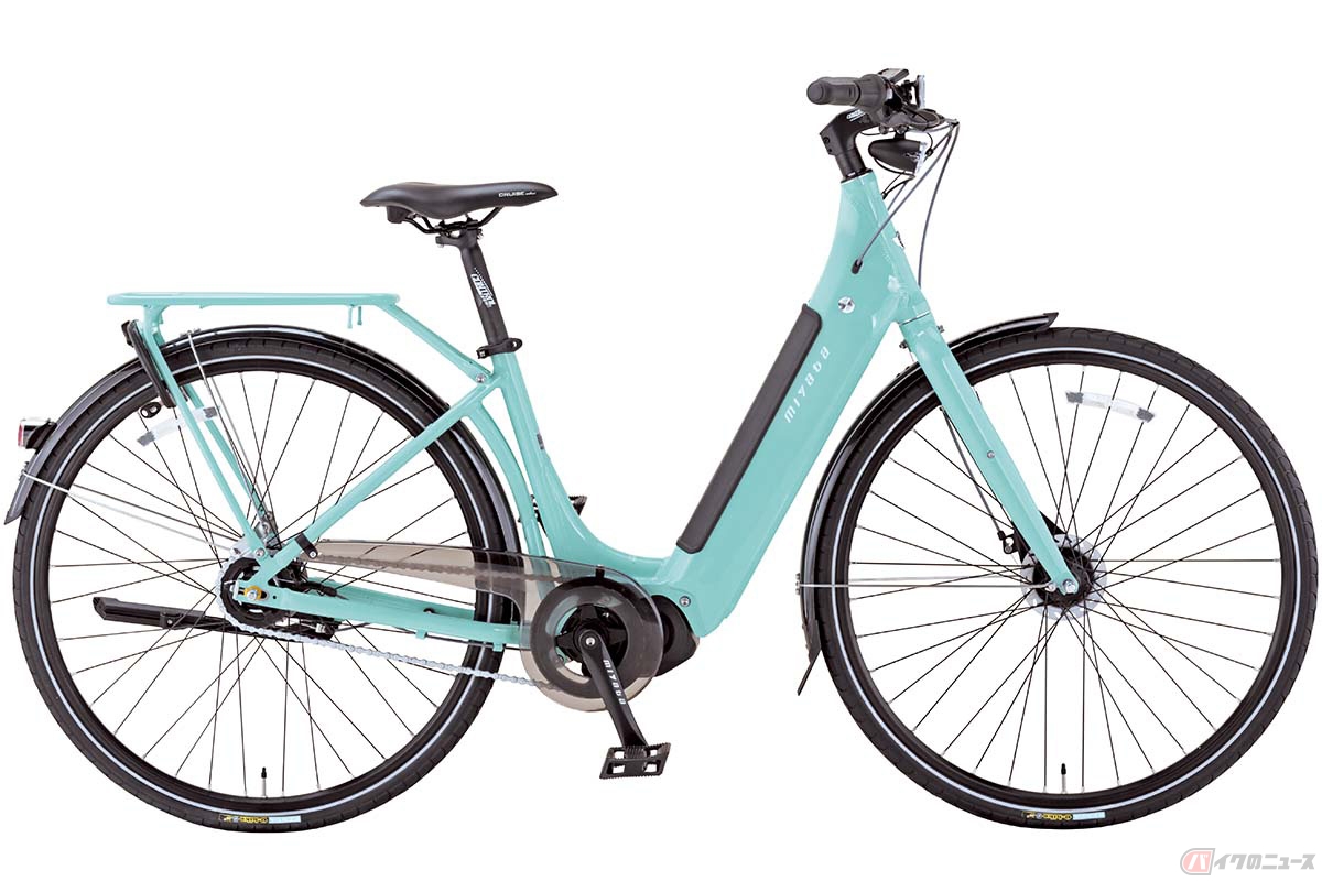 泥よけやチェーンケース、サークル錠を標準装備し、街乗りに最適な仕様の「CRUISE i URBAN 5080」。カラー:アイスブルー