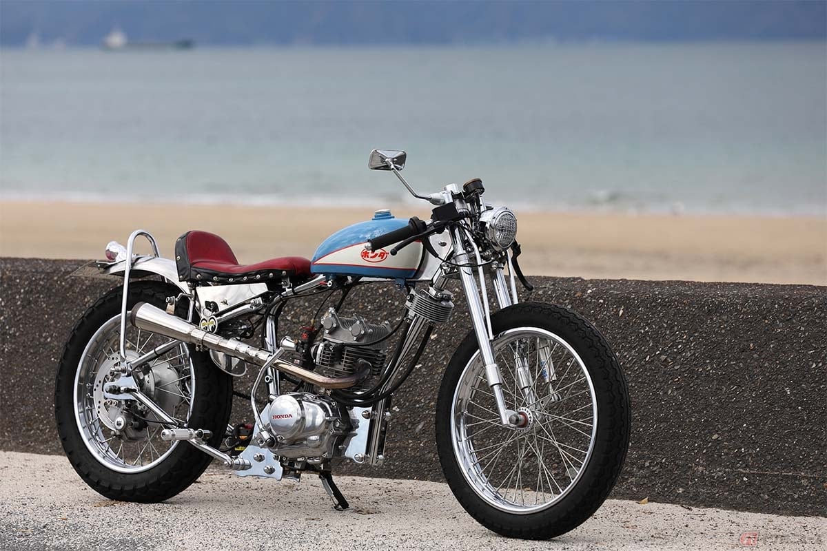 オートレーサーのフレームをベースにホンダ「エイプ100」のエンジンを搭載したカスタムバイク。2019年の「ニューオーダーチョッパショー」出展車でアジフライを食べに行く