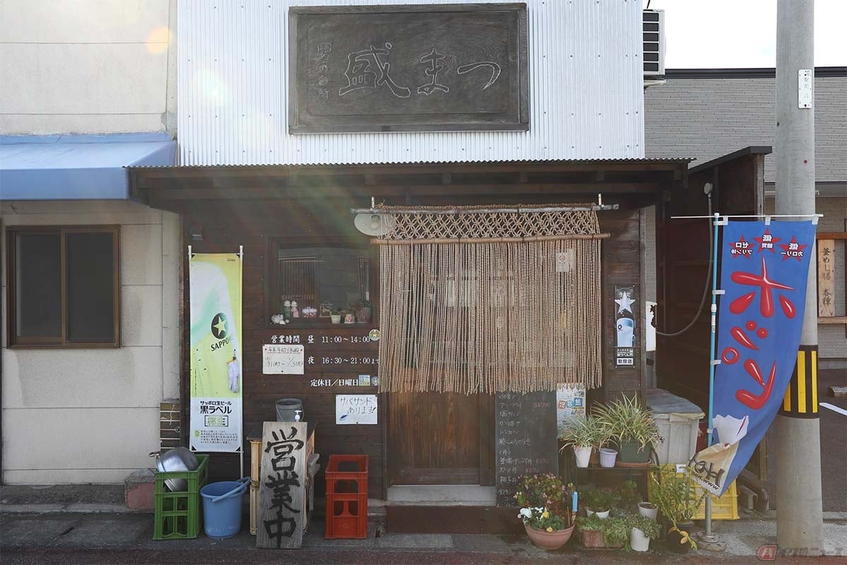 予讃線「伊予北条」駅の近くにある「盛まつ」。看板の“男の台所”というキャッチが気になる