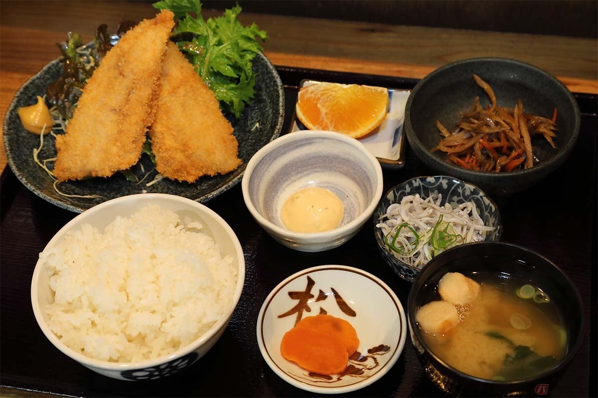 「盛まつ」の「アジフライ定食」(770円)。揚げたてのアジが輝いて見える。小鉢が2種類付いてボリュームは充分