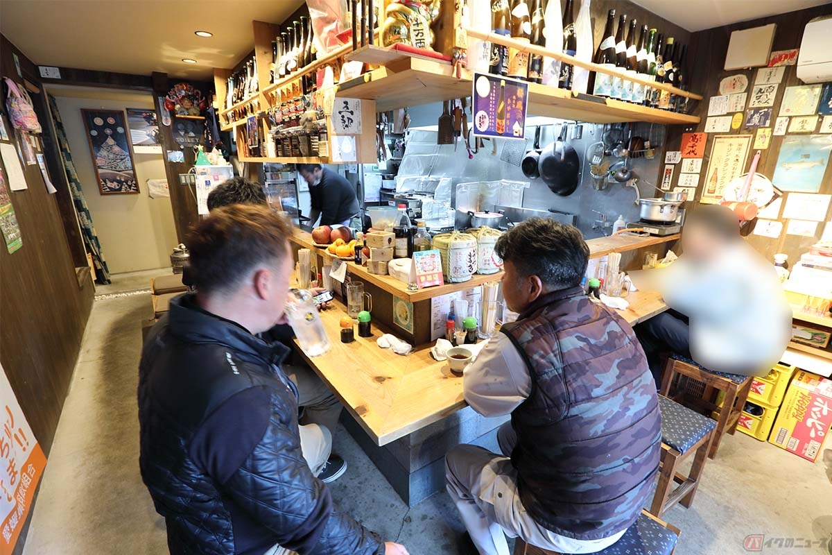 「盛まつ」はご主人と奥さんの人柄と料理の美味しさで、地元の人が昼も夜も立ち寄る人気のお店