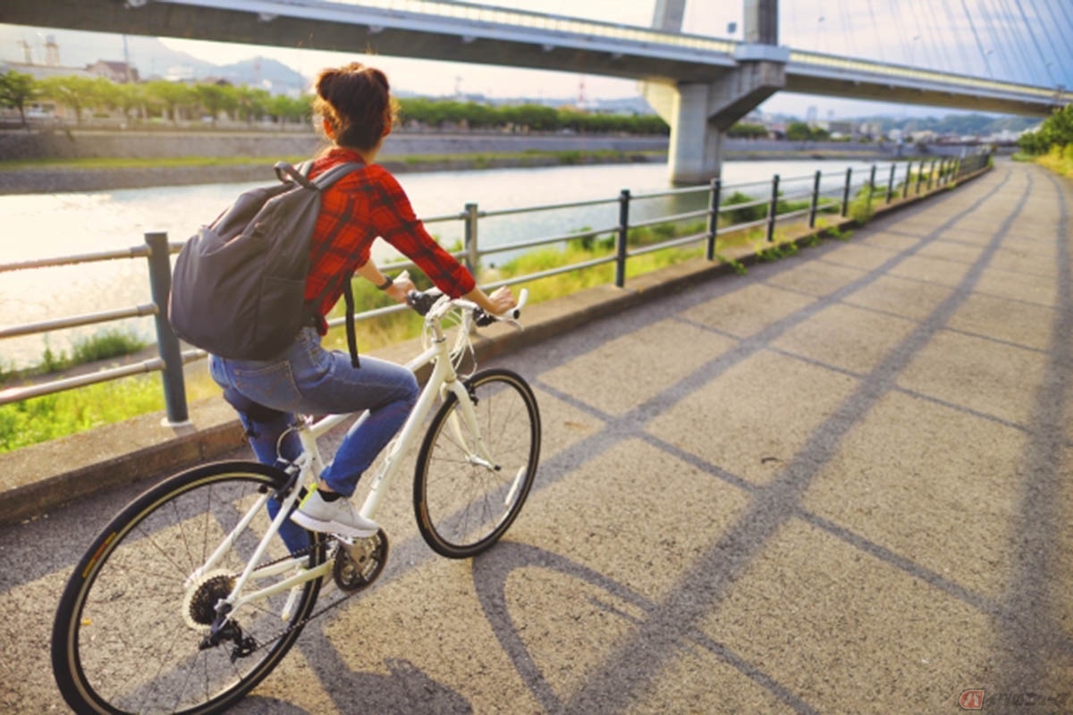 自転車が歩道を通行する場合は、車道寄りの部分を徐行しなければなりません