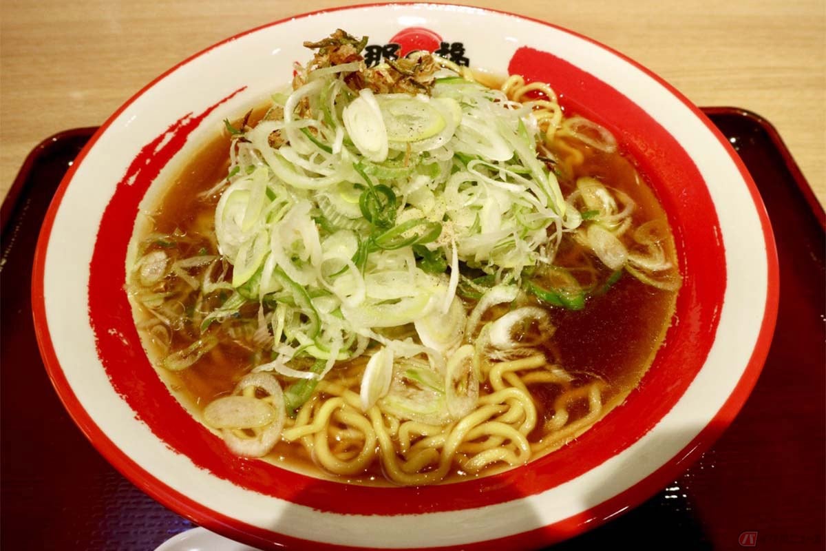 「上里SA」で食した「深谷ねぎ×ネギラーメン」（880円）。奇を衒わないシンプルな醤油スープに中太麺とシャキシャキの深谷ねぎがよく絡み、満足度の高い一杯